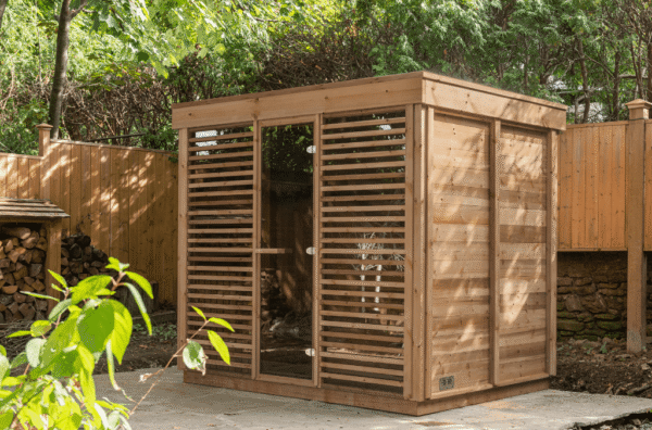 sauna seca de madeira em jardim