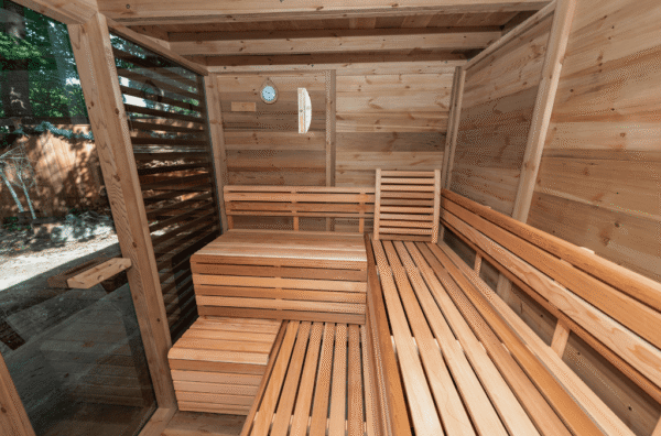 interior de sauna em madeira